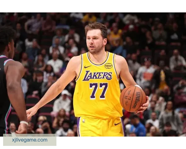 里夫斯谈客场之旅东契奇表现亮眼 布朗尼每天进步不走捷径